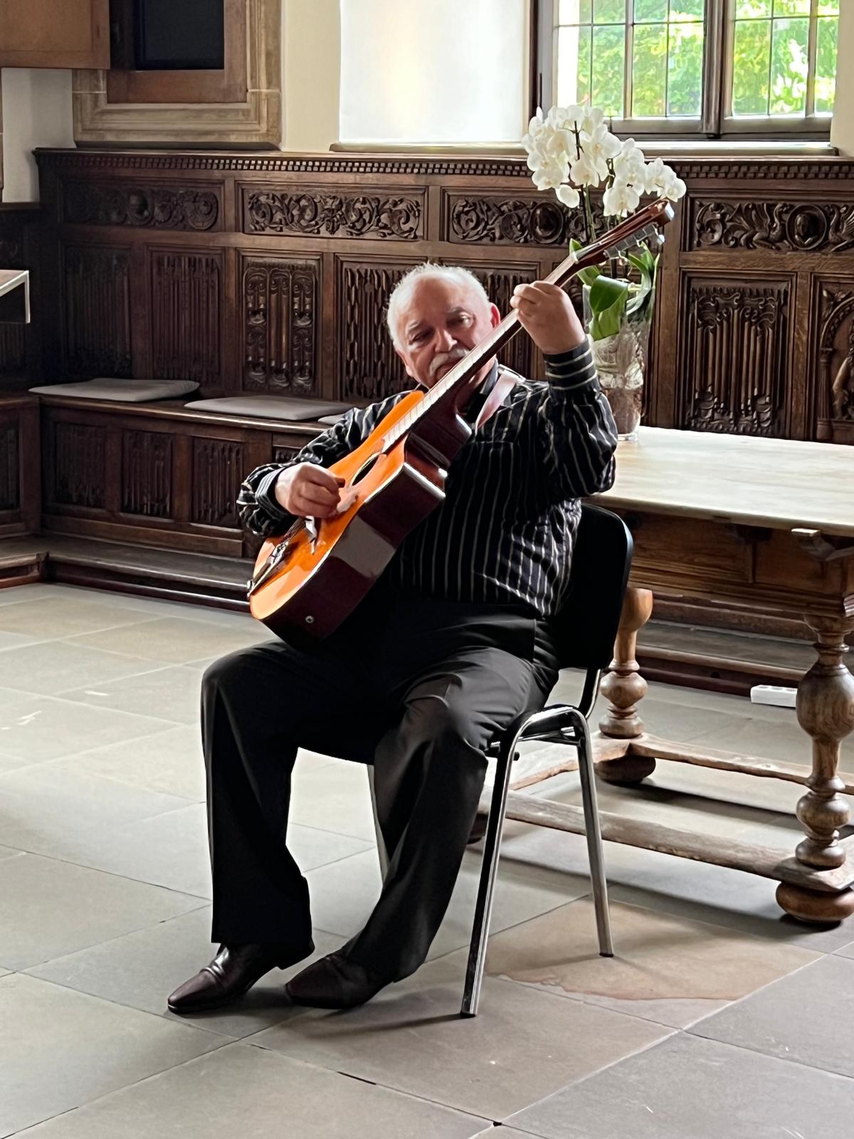 2024 Danny Weiss spielt anlässlich der Eintragung der Holocaustüberlebenden Agnes Laubinger